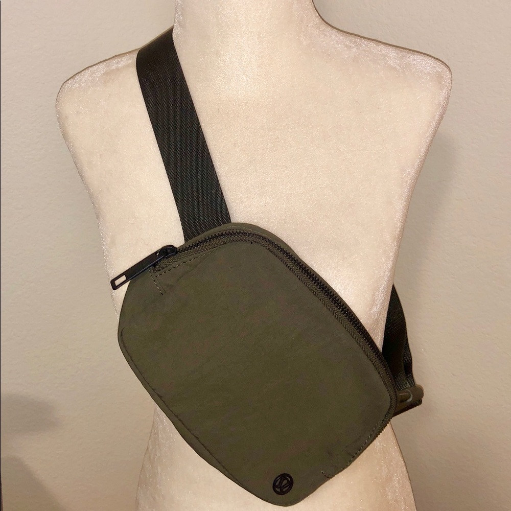 Lululemon Everywhere Belt Bag